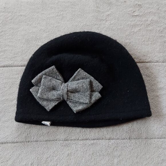 Charming CHARLIE Black Beanie with Bow - Picture 1 of 4